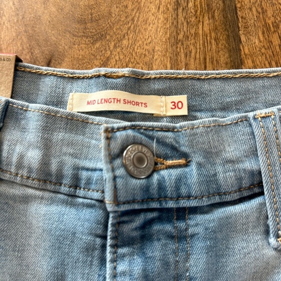NWT Levi's Mid Rise Mid Length Rolled Cuff Stretch Denim Shorts light Wash - Picture 6 of 6